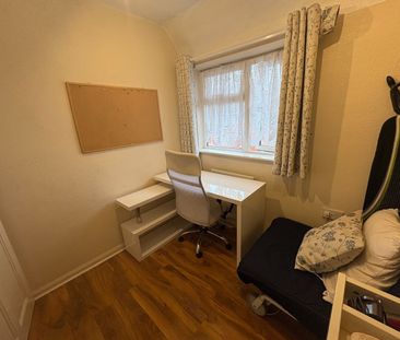 3 Bed Semi-Detached House, Roker Close, NG8 - Photo 3