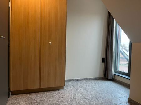 Modern Instapklaar duplex-app met 2 slpks, terras & afgesloten garage! - Photo 4