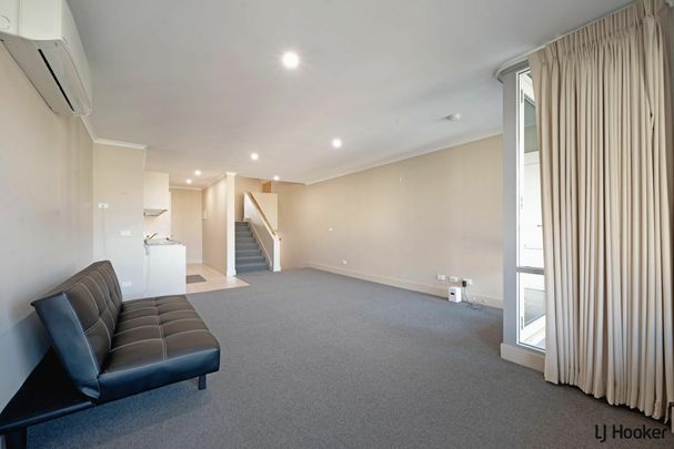 Split-level, Top Floor 1 bed + study nook apartment! - Photo 1