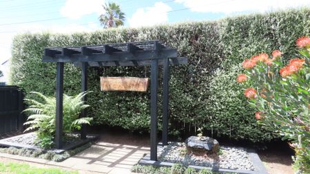 Comfortable Family Home close to everything - Photo 5