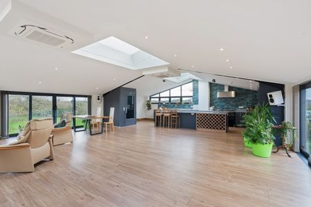 5 bedroom detached house to rent - Photo 2