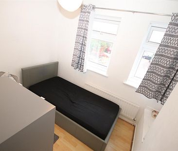 2 bedroom Terraced House to let - Photo 6