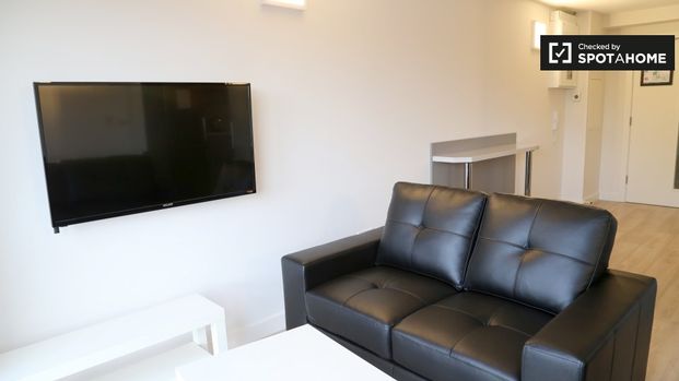 Room for rent in 8-bedroom apartment, Stoneybatter, Dublin - Photo 1