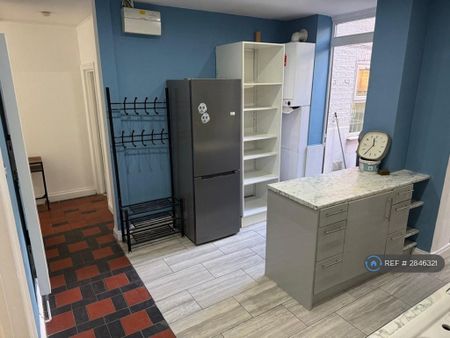 3 bedroom flat to rent - Photo 4