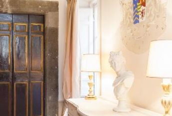 Center-Historic Jewish Quarter: Elegant apartment situated in beautiful Palazzo Nobiliare. Entrance, spacious living with original wood frescoed ceilings, large modern dining and kitchen, 4 bedrooms, 4 Baths, small terrace. #1527