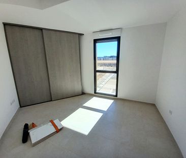 AIX LA DURANNE APPARTEMENT 2 PIECES RECENT TERRASSE ET GARAGE, - Photo 3