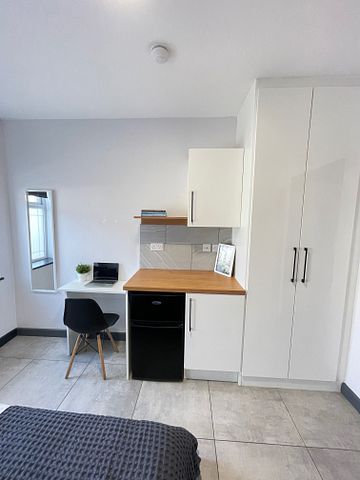 Bright Ensuite double room available close to Elizabeth Line and Heathrow Airport Room D - Photo 3