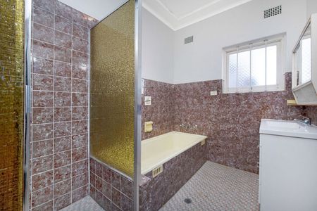 FULL OF CHARACTER - Photo 5