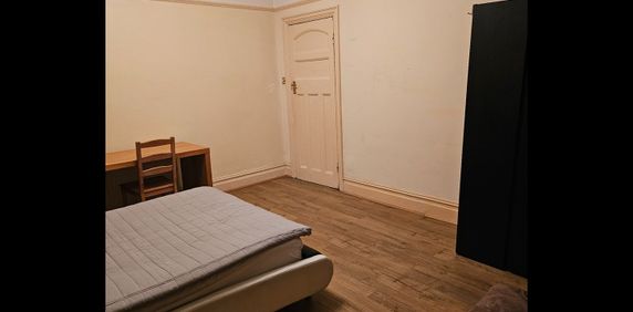 Room in a Shared House, Galpins Road, CR7 - Photo 2