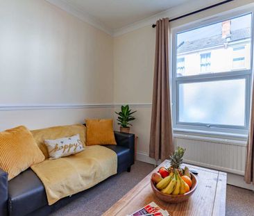 Room 2 - Photo 2