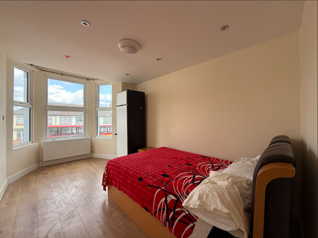3 bedroom flat to rent - Photo 2