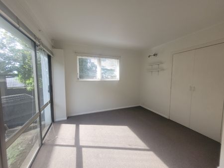 Large spacious 5 Bedroom home - Photo 3