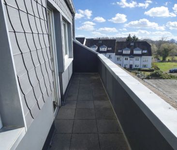 Modernisierte 2-Zimmer-Dachgeschoss-Wohnung mit Einbauküche und Balkon - Photo 4