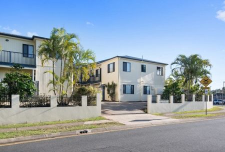 Spacious & Convenient 3-Bedroom Townhouse in Prime Ferny Grove Location - Photo 2