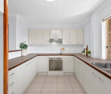 Spacious 2-Bedroom Apartment in Prime Location, Small Boutique Complex - Photo 6