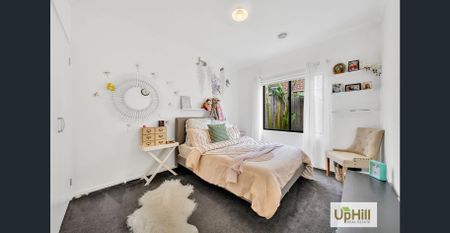 Modern Elegance Meets Energy Efficiency in Clyde North Just a 5-minute walk to Ramlegh Park Primary School - 31 Westbourne Street, Clyde North VIC - Photo 4