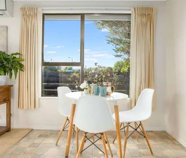 Family Home in Whitby - Photo 4