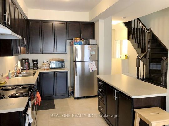 Townhouse For Lease | X8130592 - Photo 1