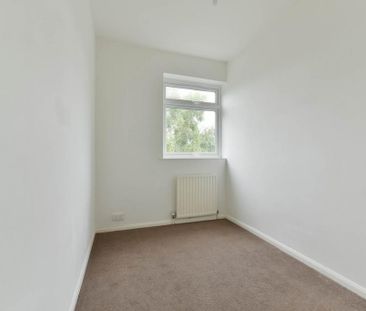 3 bedroom flat to rent - Photo 4