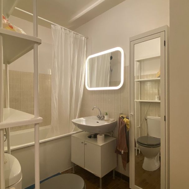 Appartement a louer Paris - Loyer €909/mois charges comprises ** - Photo 1