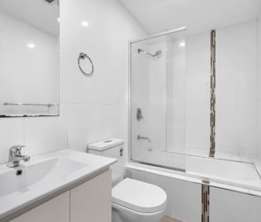 Modern Two-Storey Apartment in Liverpool CBD - Photo 3