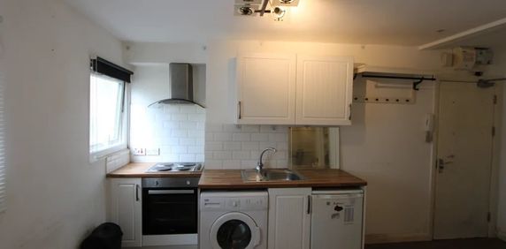 Studio Flat, Westcott House, SE27 - Photo 2