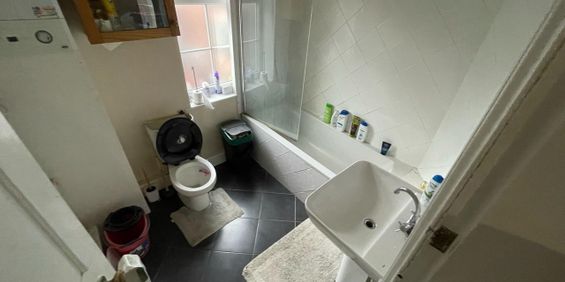 Room in a Shared House, St Ives Road, M14 - Photo 3