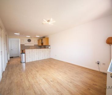 2 bedroom semi-detached bungalow to rent - Photo 2