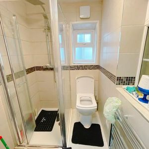 1 bedroom in a house share to rent - Photo 2