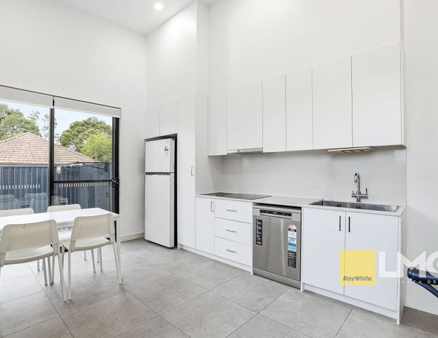 MODERN 2-BEDROOM GRANNY FLAT WITH YARD - Photo 1