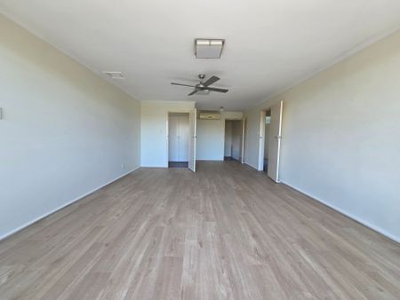 Large Space, Clean Two Bed Bayside Home - Photo 3