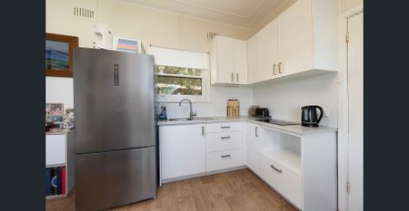 Charming Coastal Cottage with Elevated Views - Photo 2