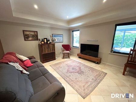 Easy-Care Living With Gardening Included – Quiet Waikiki Location - Photo 4