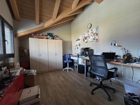 spacieux 5.0 pièces en triplex avec garage-box et places de parc en plein centre - Photo 2