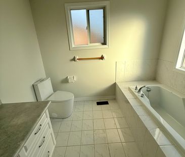 For Lease - 12 Sled Dog Road, Brampton, Ontario - Photo 6