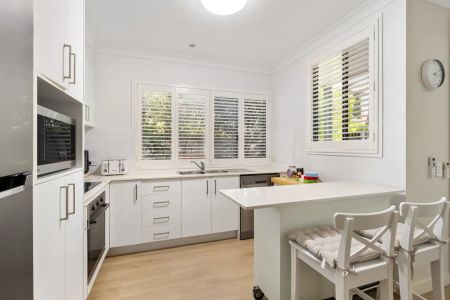Low-Maintenance Freehold Townhouse in Prime Location - Photo 2