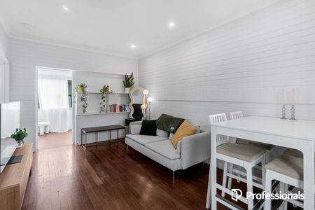 Top-Floor Apartment in Sought-After Scarborough Location - Photo 2