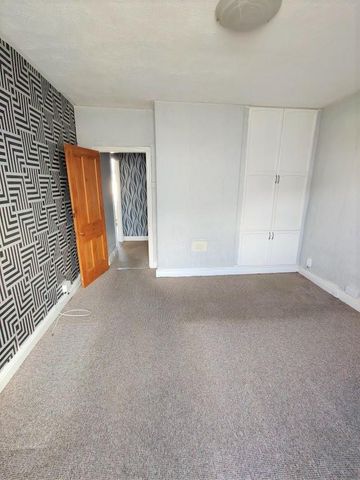 4 bedroom end of terrace house to rent - Photo 5