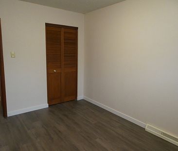 Newly renovated 4 bdrms home near U of C for only $2150/m. - Photo 5