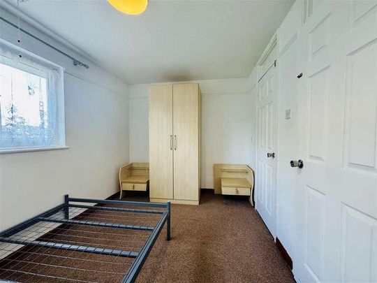 Lapponum Walk, Hayes, UB4 - Photo 1