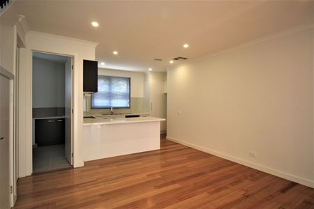 SPACIOUS 3 BEDROOM TOWNHOUSE - Photo 2