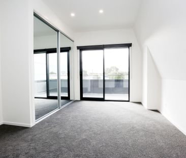 Executive Living at its finest - Photo 3