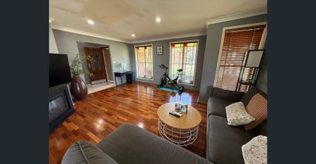 Picture Perfect Family House - 4 Beds + Study ! - Photo 3