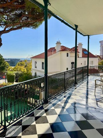 Beautiful 3 Bedroom Apartment, Located in a historical building in the heart of Monte Estoril - Photo 3