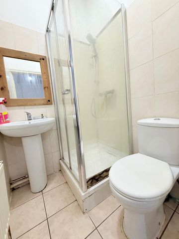 Self contained studio flat close to ilford station- £1000 pcm - Photo 5