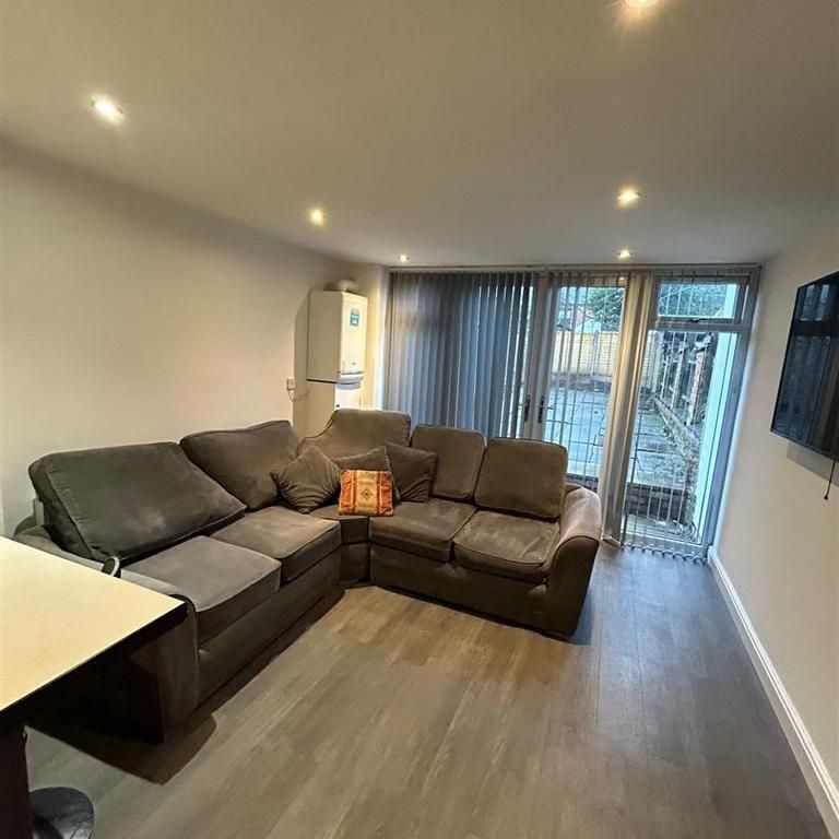 1 bedroom in a house share to rent - Photo 1