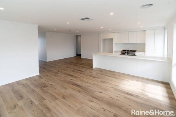 GOBBAGOMBALN LIVING - Photo 1