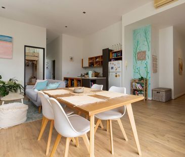 Fully Furnished, Fabulous Light-Filled & Stylish - Photo 4