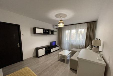 Piata sudului voila cu parcare - Fotografie 3