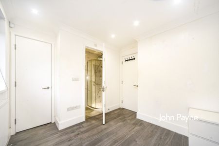 Flat to rent - Waverley Crescent, Plumstead, SE18 - Photo 3